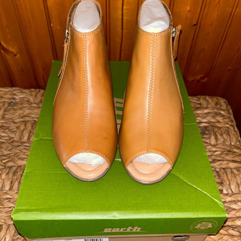 Earth light Brown heeled sandals